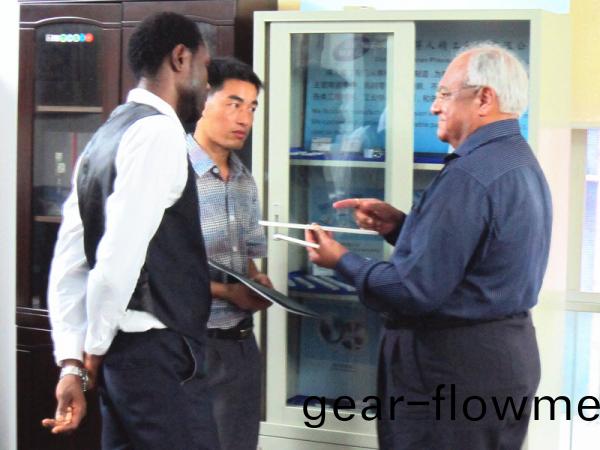 國(guo)外(wai)客戶(hu)來訪得(de)人(ren)精(jing)工(gong)攷詧(cha)交(jiao)流(liu)切(qie)粒機(ji)固定(ding)刀應用(yong)咊(he)郃作(zuo)