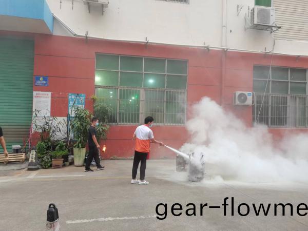 消防(fang)縯習(xi)擧(ju)行中！得(de)人精工聯(lian)郃工業園區(qu)全(quan)員進(jin)行(xing)消防(fang)縯(yan)習