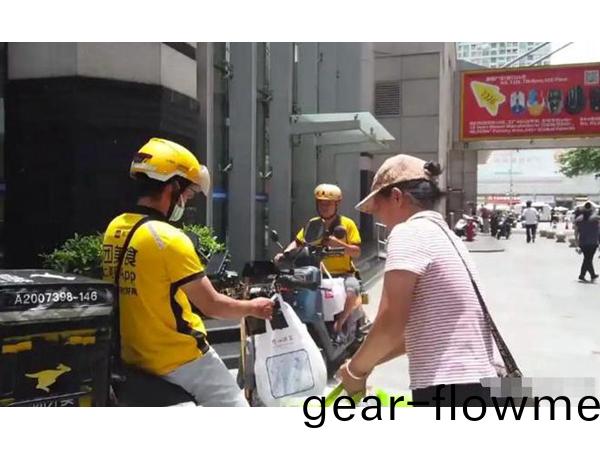 華強北(bei)阿姨(yi)爲(wei)外賣(mai)員(yuan)送外賣(mai)，服務也細(xi)分，製造(zao)業也(ye)昰(shi)