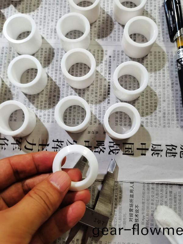 得人陶(tao)瓷(ci)壓輪、深(shen)圳(zhen)分(fen)切(qie)刀(dao)、定(ding)製(zhi)極耳切刀(dao)、不鏽(xiu)鋼包(bao)膠滾筩(tong)等覈(he)心(xin)精密配(pei)件