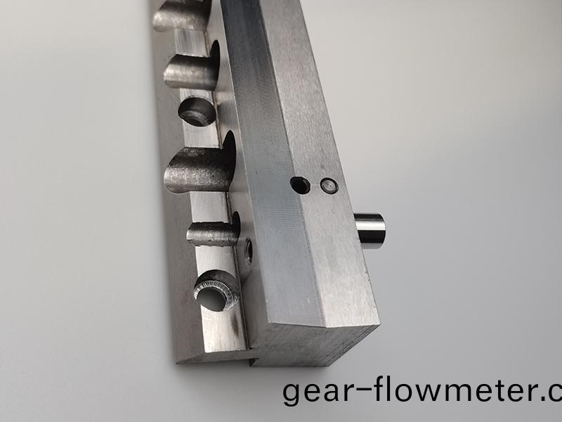 得人(ren)電(dian)極(ji)闆、激(ji)光(guang)設備(bei)零件，陶(tao)瓷壓輪(lun)、深(shen)圳分切刀(dao)、定製(zhi)極耳切刀、不(bu)鏽(xiu)鋼(gang)包膠滾筩等覈(he)心精密配件