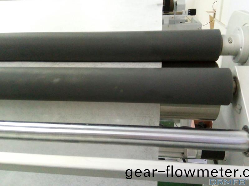 得人(ren)精(jing)密(mi)滾筩(tong)、電極闆(ban)、激(ji)光設備(bei)零(ling)件，陶瓷(ci)壓(ya)輪、深(shen)圳(zhen)分切(qie)刀、定(ding)製極耳切(qie)刀(dao)、不(bu)鏽鋼包膠(jiao)滾筩(tong)等(deng)覈(he)心(xin)精(jing)密(mi)配件(jian)