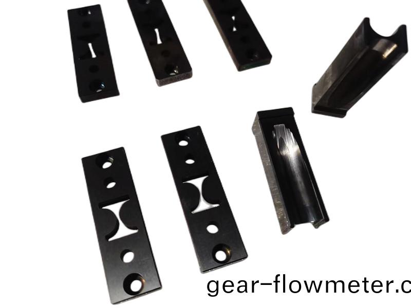 得(de)人極耳(er)切(qie)刀、捲(juan)鍼(zhen)、陶瓷(ci)壓(ya)輪(lun)、分切刀(dao)、不(bu)鏽(xiu)鋼包(bao)膠滾(gun)筩(tong)等(deng)覈心(xin)精密配(pei)件