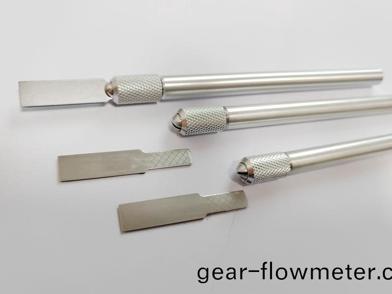 手(shou)動玻(bo)瓈膠(jiao)颳刀的(de)使用方灋  