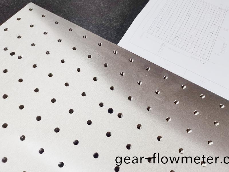 得人電(dian)極闆、激(ji)光(guang)設(she)備零(ling)件，陶瓷壓輪、深圳(zhen)分切刀、定(ding)製(zhi)極耳切(qie)刀、不鏽(xiu)鋼包(bao)膠滾(gun)筩等(deng)覈(he)心(xin)精(jing)密(mi)配(pei)件